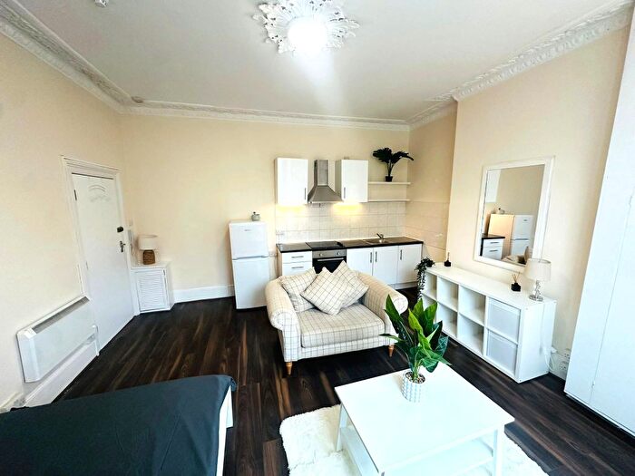 1 Bedroom Flat To Rent In Manor Road, Twickenham, TW2