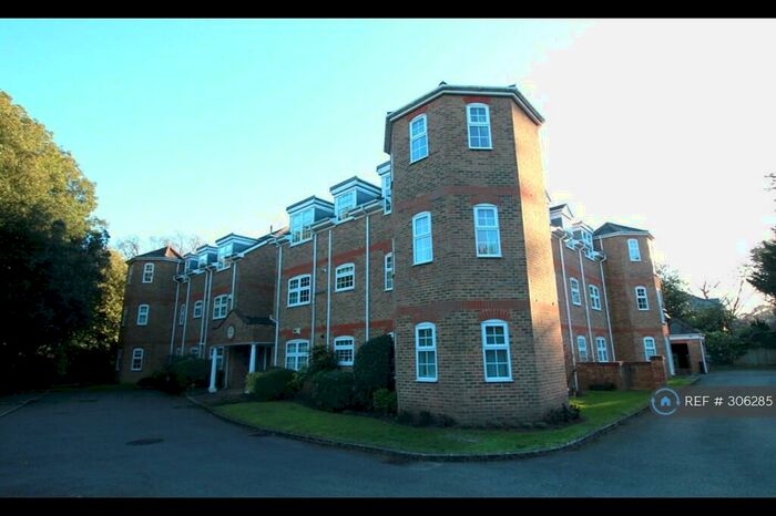 2 Bedroom Flat To Rent In Oatlands Chase, Weybridge, KT13