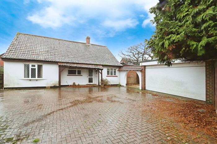 2 Bedroom Detached Bungalow For Sale In Avon Road West, Christchurch, BH23