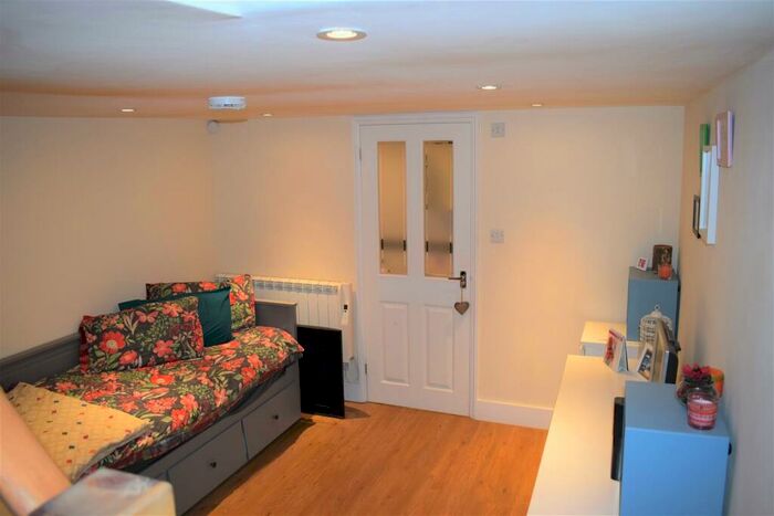1 Bedroom Flat To Rent In Station Passage, South Woodford, E18