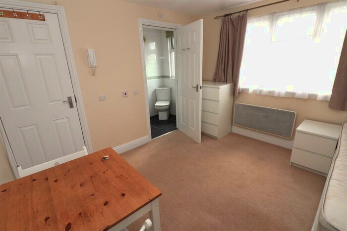 Flat To Rent In Norwood Drive, Harrow, HA2