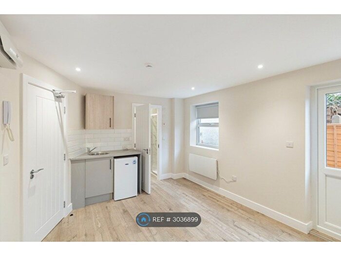 Studio To Rent In Hedge Place Road, Greenhithe, DA9
