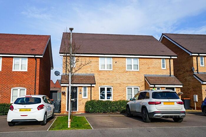 3 Bedroom Semi-Detached House For Sale In Hadrian Crescent, Leighton Buzzard, LU7