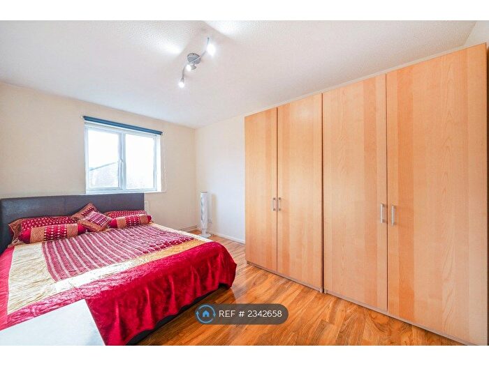 2 Bedroom Flat To Rent In Courtlands Close, Watford, WD24