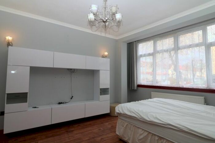 4 Bedroom Semi-Detached House To Rent In Fieldend Road, London, SW16