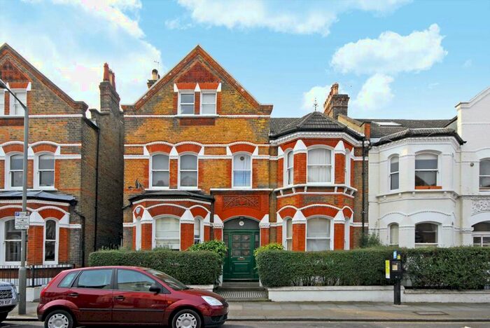 2 Bedroom Flat To Rent In Lavender Gardens, Clapham Common North Side, London, SW11