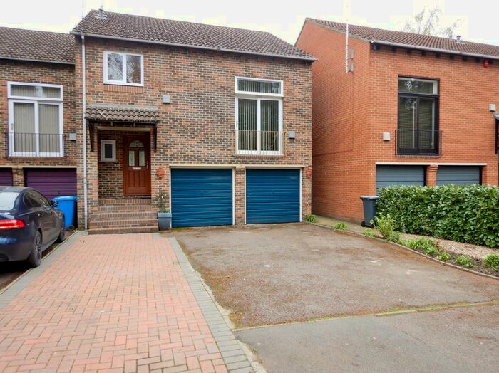 3 Bedroom Detached House To Rent In Oldacres, Maidenhead, Berkshire, SL6