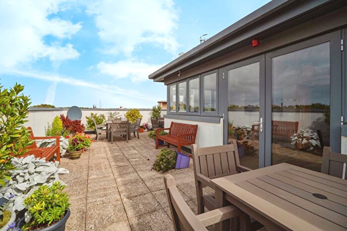 1 Bedroom Flat For Sale In Maumbury Gardens, Dorchester, DT1