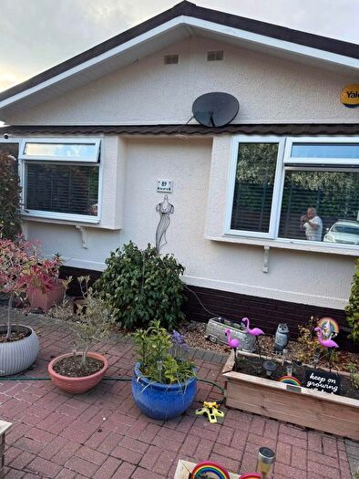 2 Bedroom Mobile/park Home For Sale In The Grove Woodside Park Homes, Woodside, Luton, LU1