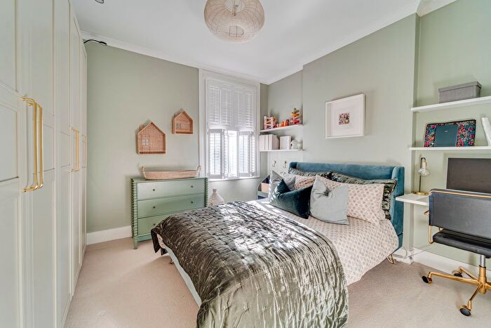 2 Bedroom Flat To Rent In Belmont Avenue, Palmers Green, London, N13