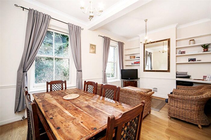 3 Bedroom Flat To Rent In Stanlake Road, Shepherds Bush, London, W12