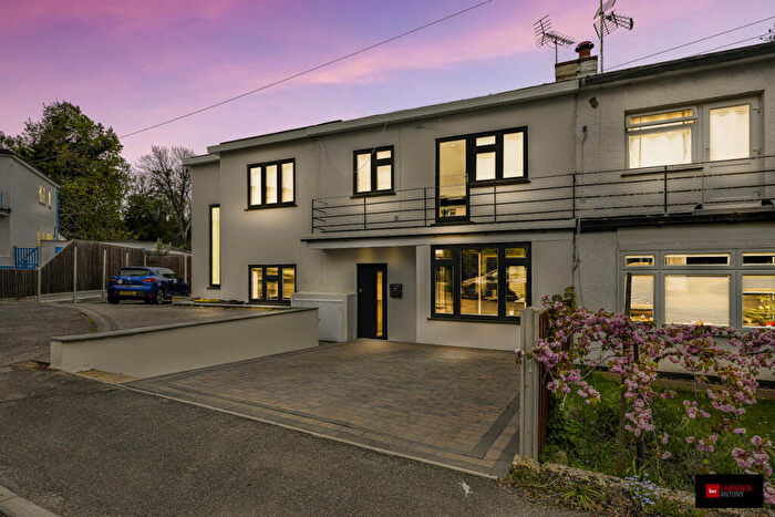 3 Bedroom Apartment For Sale In Hedgehope Avenue, Rayleigh, SS6