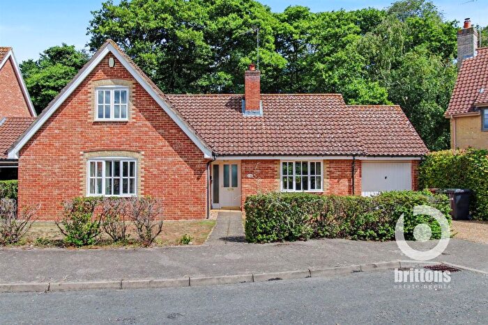 3 Bedroom Chalet For Sale In Impressive Detached Bungalow On The Howards, North Wootton, PE30