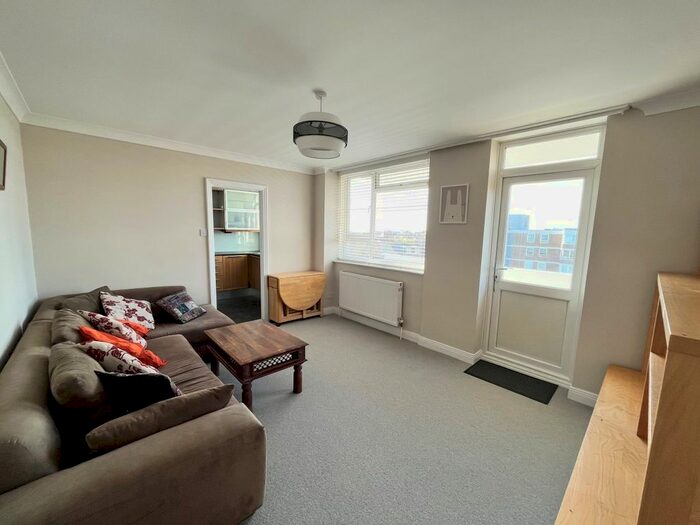 3 Bedroom Flat To Rent In The Drive, Hove, BN3