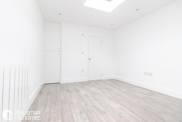 Flat To Rent In Church Road, Hendon, NW4