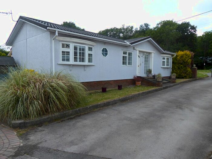 2 Bedroom Mobile/park Home For Sale In Layters Green Park, Layters Green Lane, Chalfont St Peters, Buckinghamshire, SL9