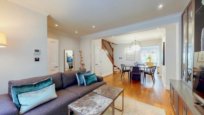 3 Bedroom Flat To Rent In Cheval Place, Knightsbridge, London, SW7