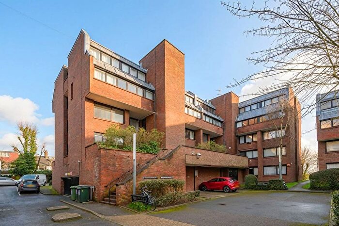 3 Bedroom Flat For Sale In Britten Close, Golders Green, London, NW11