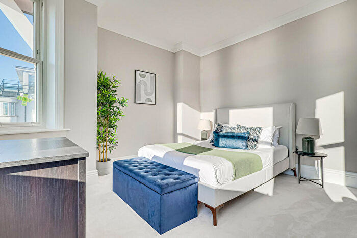 2 Bedroom Apartment For Sale In Station Road, Westcliff On Sea, SS0