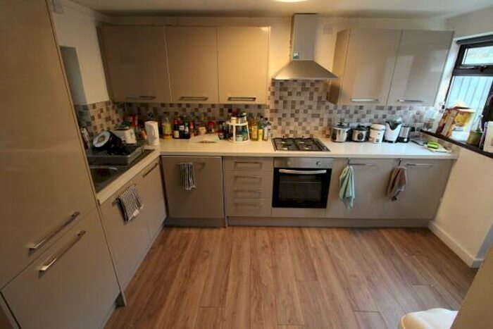 3 Bedroom Flat To Rent In Coburn Street Cardiff, CF24