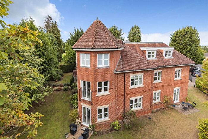 2 Bedroom Flat For Sale In The Avenue, Tadworth, KT20