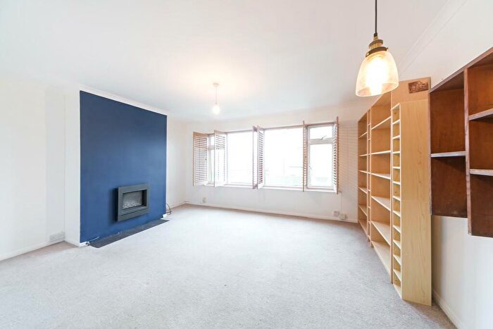 2 Bedroom Flat To Rent In Enmore Road, London, SE25