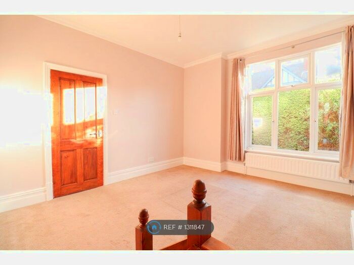 4 Bedroom Semi-Detached House To Rent In South Knighton Road, Leicester LE2