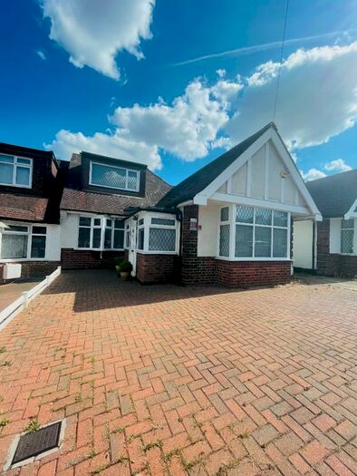 5 Bedroom Semi-Detached House To Rent In Milton Avenue, Barnet, EN5