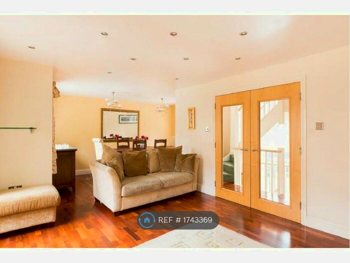 4 Bedroom Semi-Detached House To Rent In Wapping High Street, London, E1W