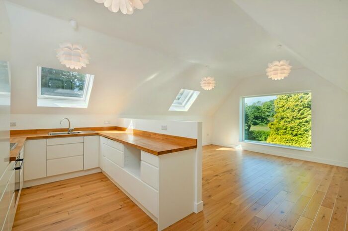 2 Bedroom Flat To Rent In Tower Hill, Horsham, RH13