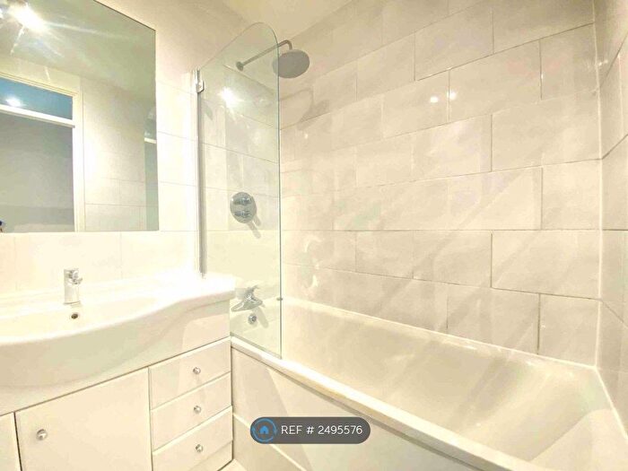 2 Bedroom Maisonette To Rent In Holm Oak Close, London, SW15