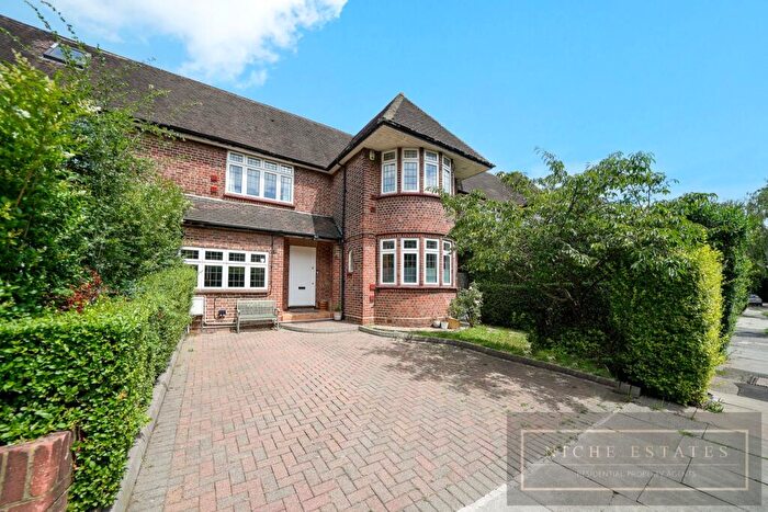 7 Bedroom Semi-Detached House For Sale In Gloucester Drive, Hampstead Garden Suburb Borders, NW11