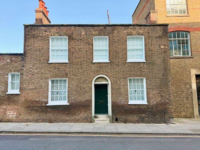 2 Bedroom House To Rent In Graham Street, N1