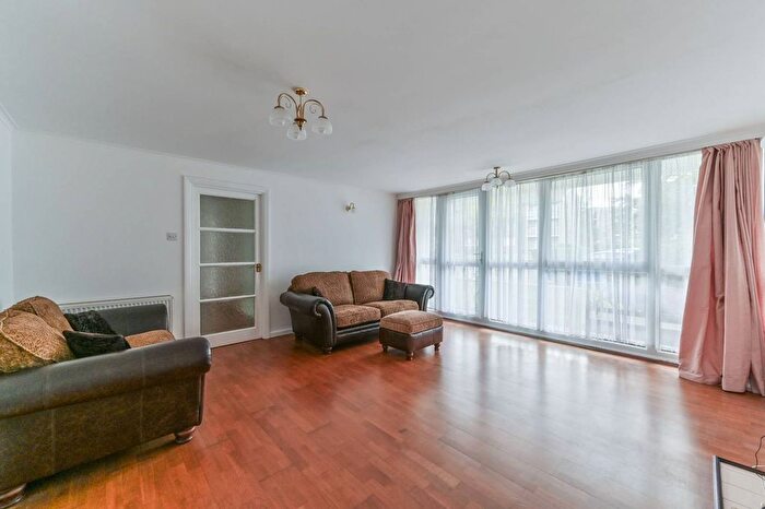 2 Bedroom Flat To Rent In Basinghall Gardens, Sutton, SM2