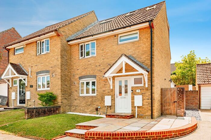 3 Bedroom End Of Terrace House For Sale In Hammond Road, Crawley, RH11