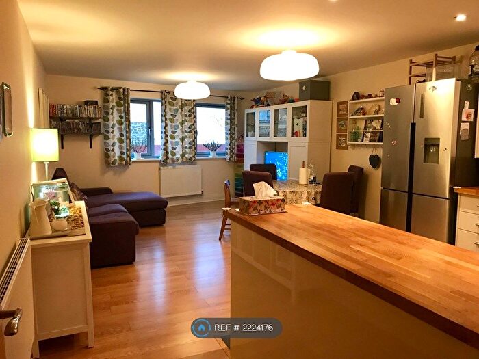 3 Bedroom Flat To Rent In Temple Court, Bristol, BS2