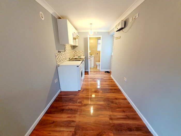 Studio To Rent In Wraysbury Close, Hounslow, TW4