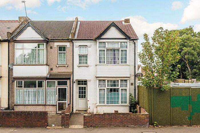 3 Bedroom Terraced House To Rent In Hanworth Road, Hounslow, TW3