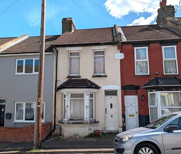 2 Bedroom Terraced House For Sale In Albany Road, Chatham, ME4