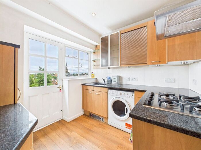 3 Bedroom Flat To Rent In Richmond Hill Court, Richmond, TW10