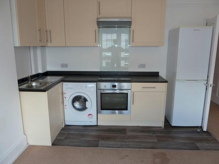 1 Bedroom Flat To Rent In Walton Road, West Molesey, KT8