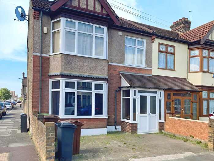 4 Bedroom End Of Terrace House To Rent In -Bedroom House Barking, IG11