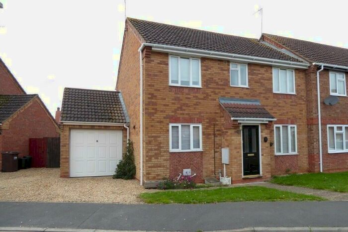 4 Bedroom Semi-Detached House To Rent In St. Marys Gardens, Cowbit, PE12
