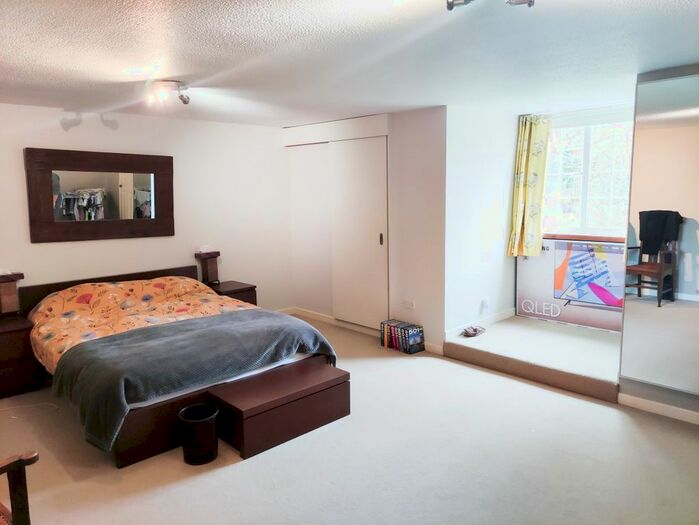 2 Bedroom Farmhouse To Rent In Doles Lane, Wokingham, RG41