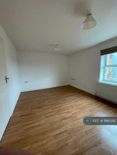 2 Bedroom Flat To Rent In Grove Crescent Road, London, E15