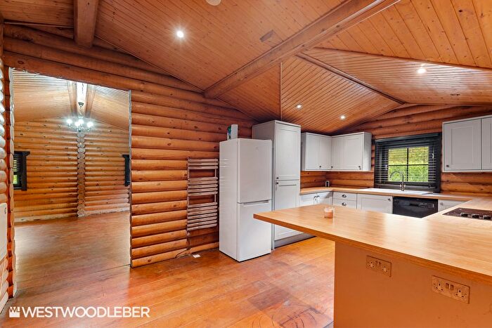 3 Bedroom Chalet To Rent In Log Cabin, Hertford Heath, SG13