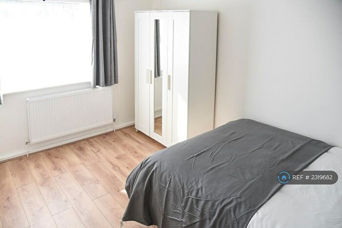5 Bedroom Semi-Detached House To Rent In Hathway Walk, Bristol, BS5