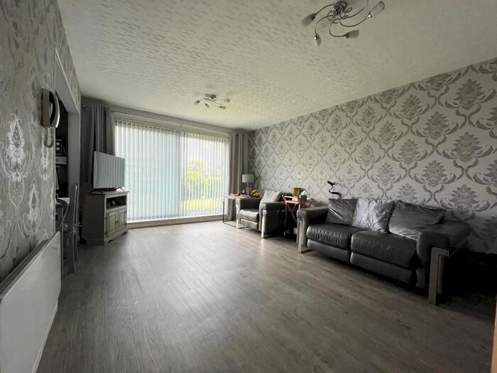 2 Bedroom Flat To Rent In Hallam Street, West Bromwich, West Midlands, B71
