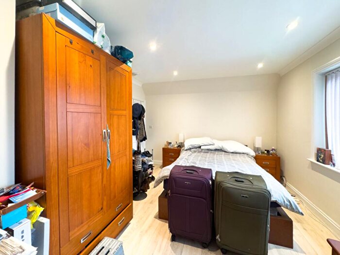 Flat To Rent In Broadfields Avenue, Edgware, HA8