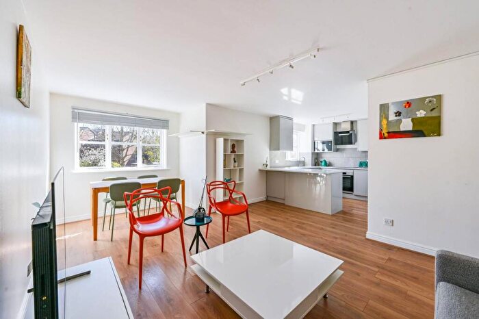 2 Bedroom Flat To Rent In Lucas Gardens, East Finchley, London, N2